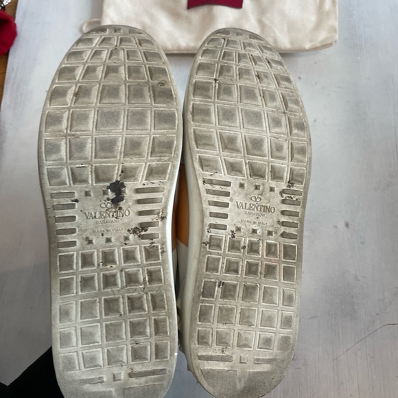❌SOLD❌VALENTINO White Rose Gold Leather Rockstud Low Top Sneakers - Picture 9 of 12